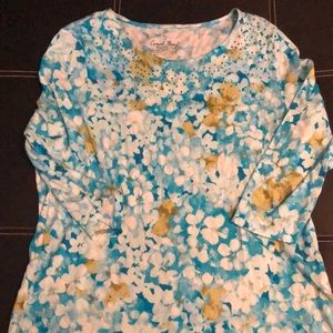 Cute blue floral 3/4 sleeve summery top.